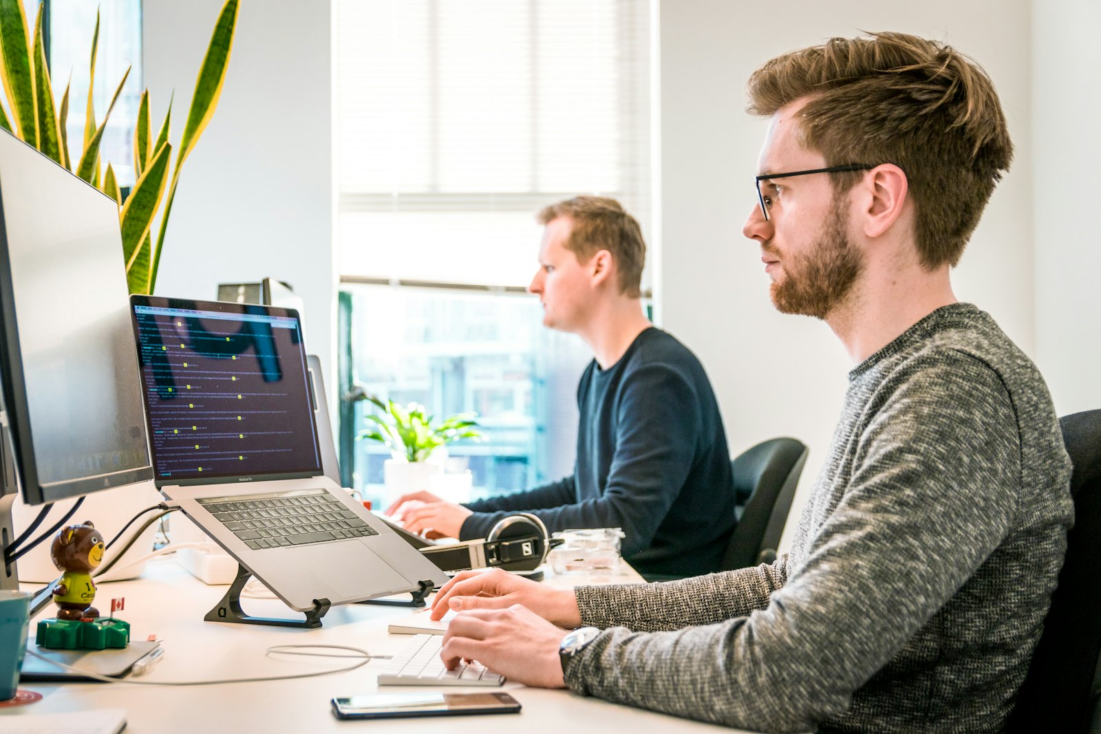 Equipe de desenvolvimento trabalhando em código